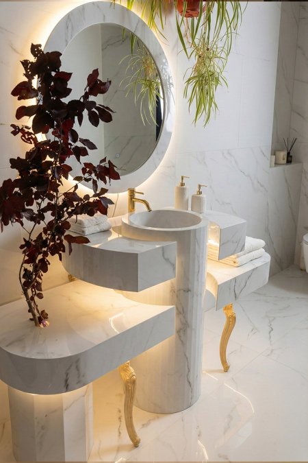 مغسلة رخام فاخرة – تصميم مودرن برجول ذهب + إضاءة مخفية